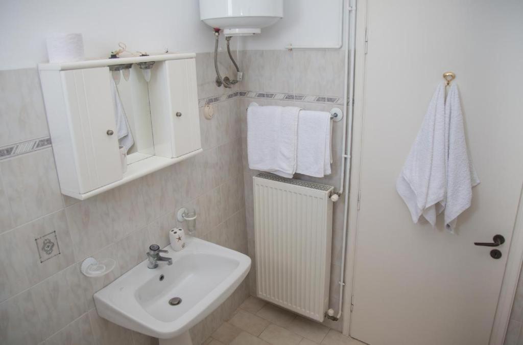 Apartments Margarita Kaizer Bridge Achilleion Exterior photo